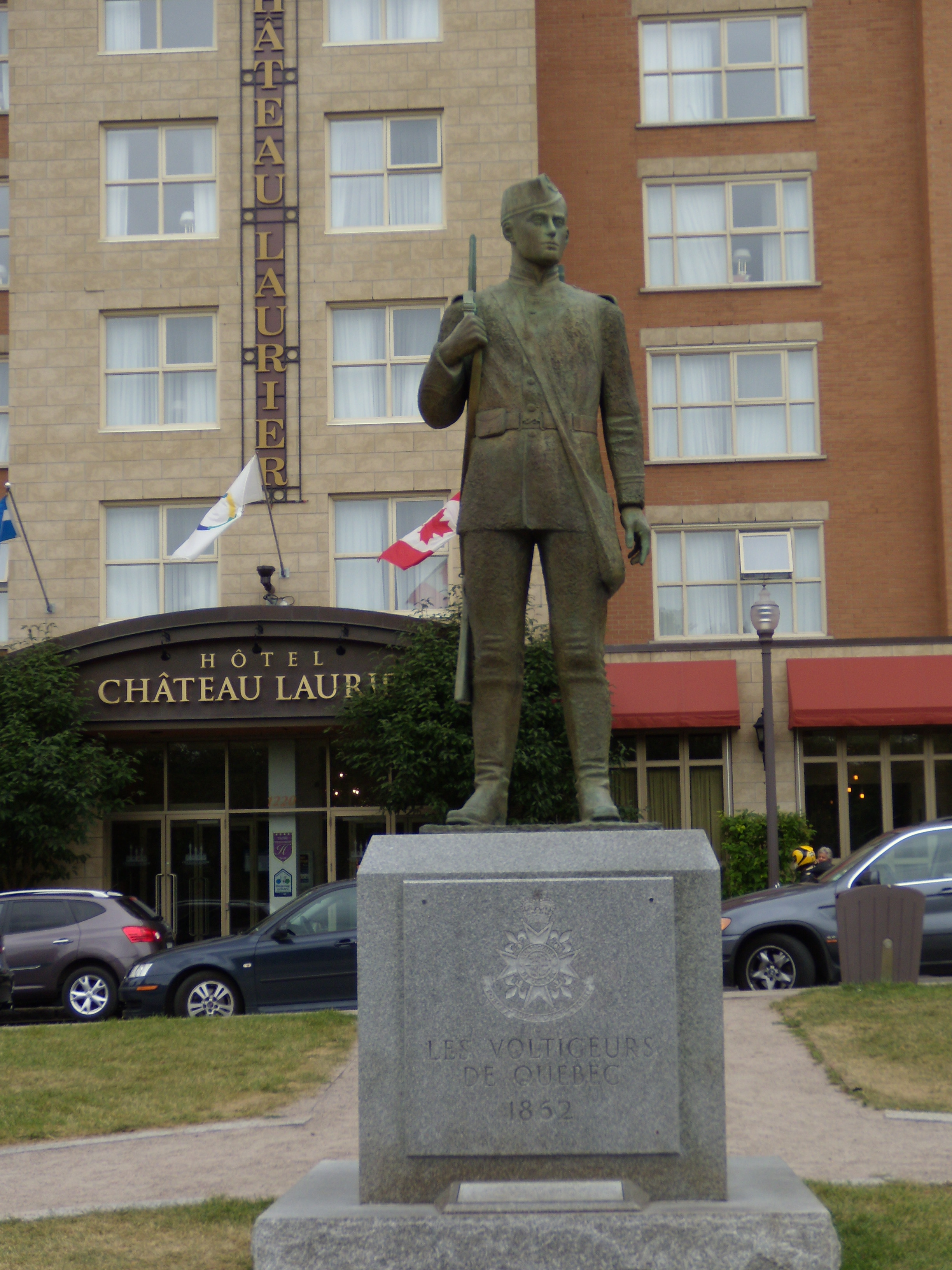 Statue to Les Voltigeurs