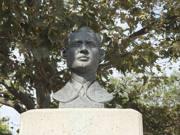 Bust on memorial